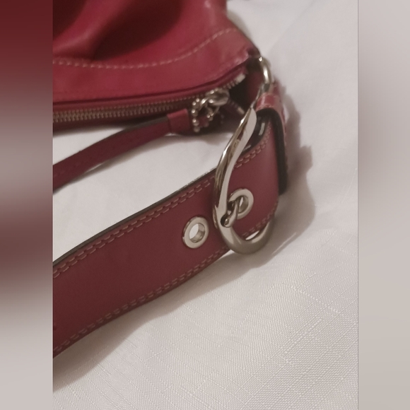 Coach shoulder/ handbag  Fushia  color - Picture 4 of 16